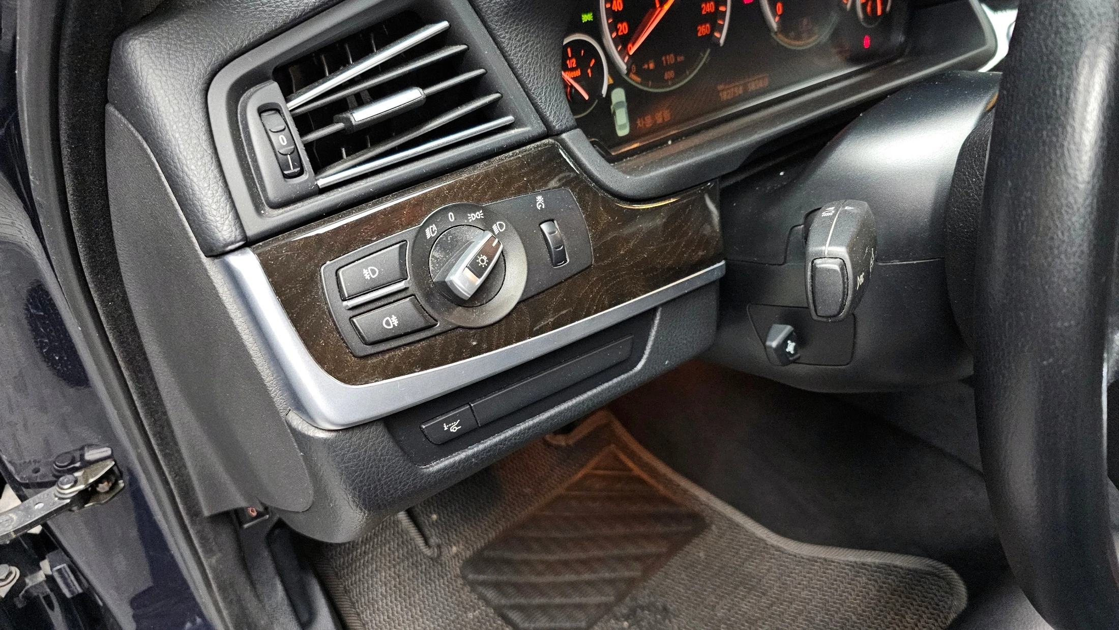 BMW 5-Series F10, 2011 — фото 17