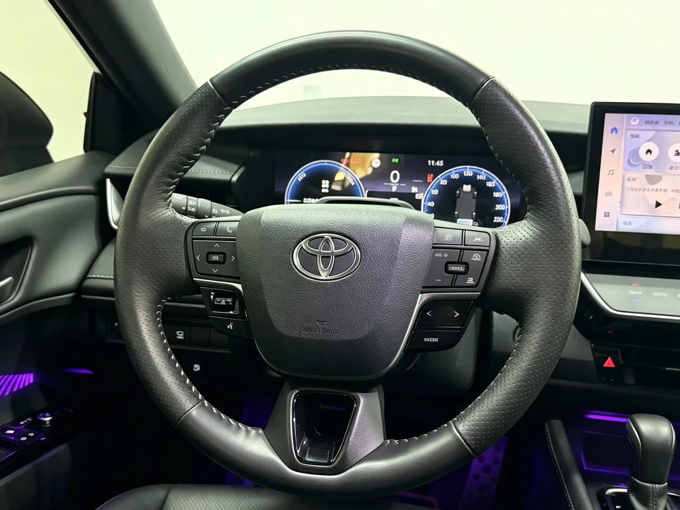 Toyota Camry, 2024 — фото 11