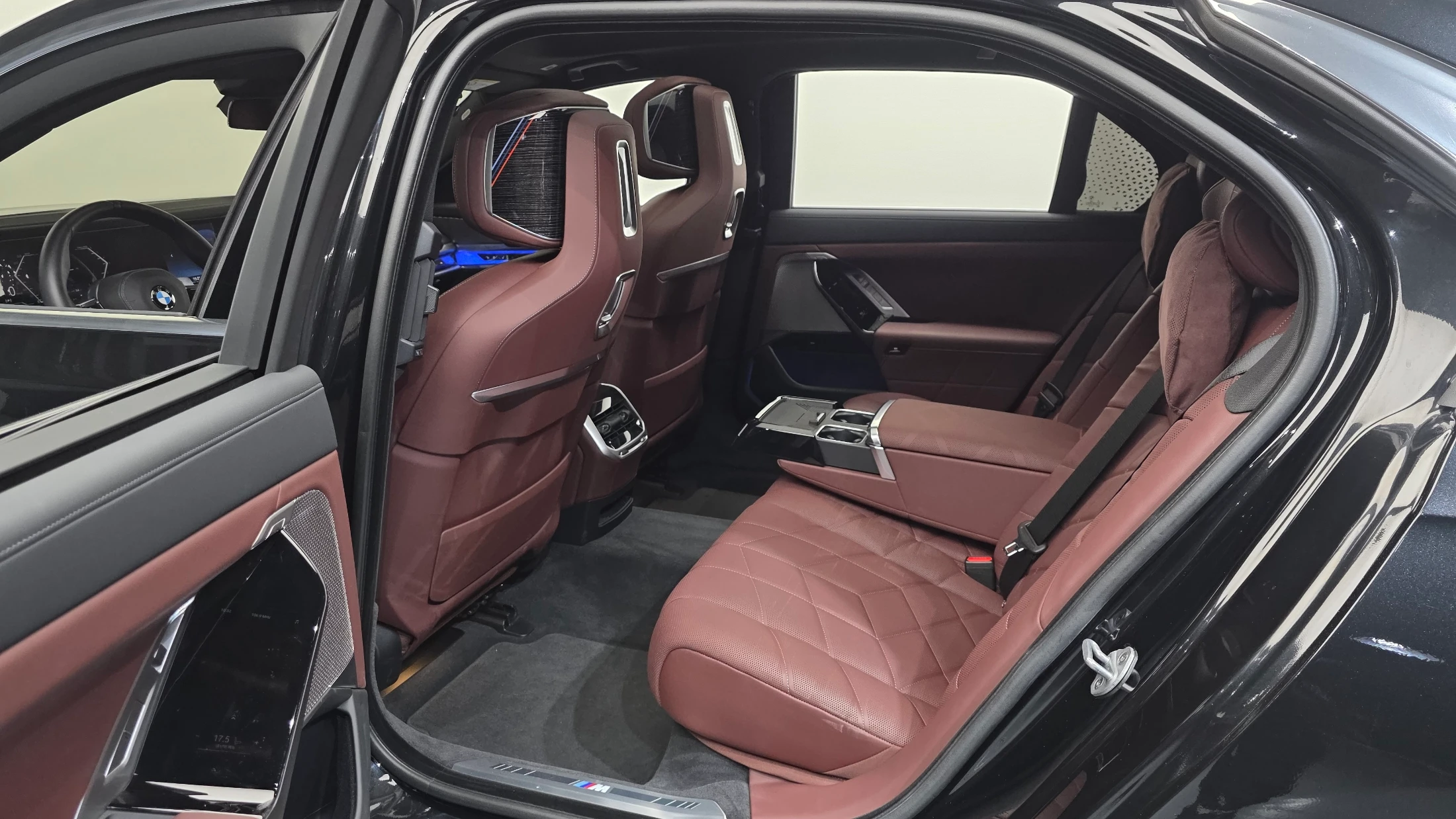 BMW 7-Series G70, 2025 — фото 12