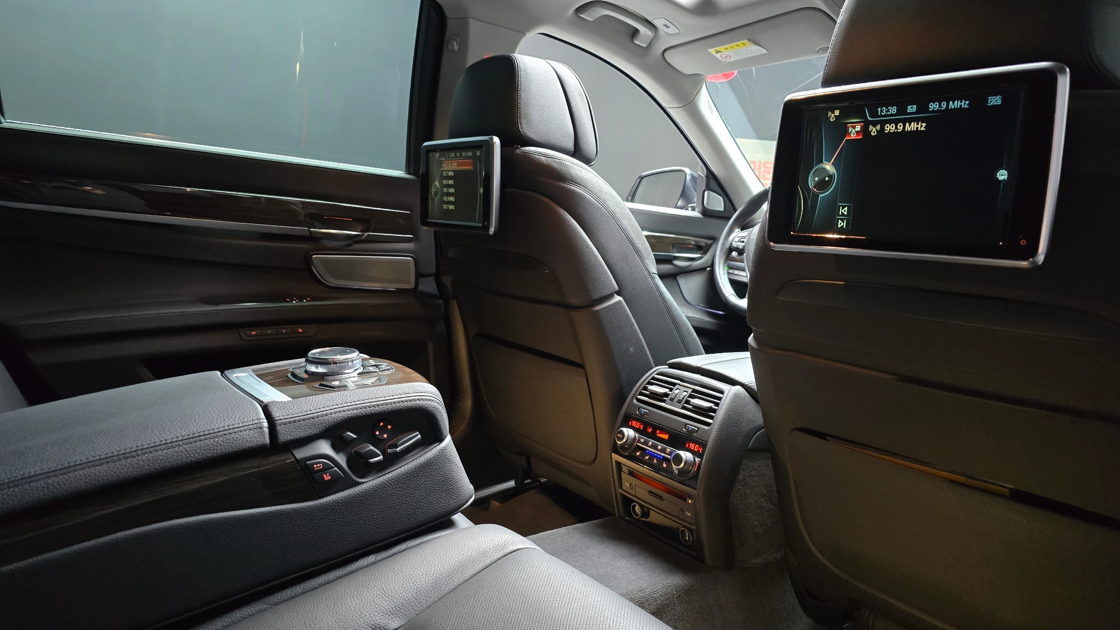 BMW 7-Series F01, 2014 — фото 18
