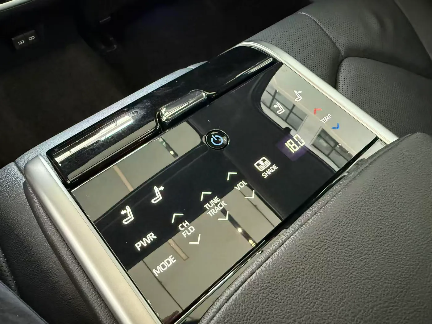 Toyota Camry, 2023 — фото 11