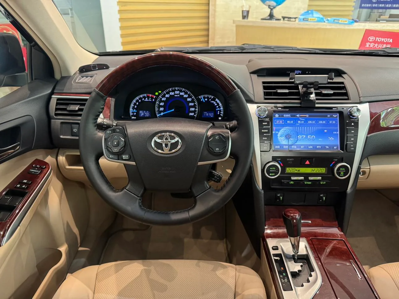 Toyota Camry, 2012 — фото 15