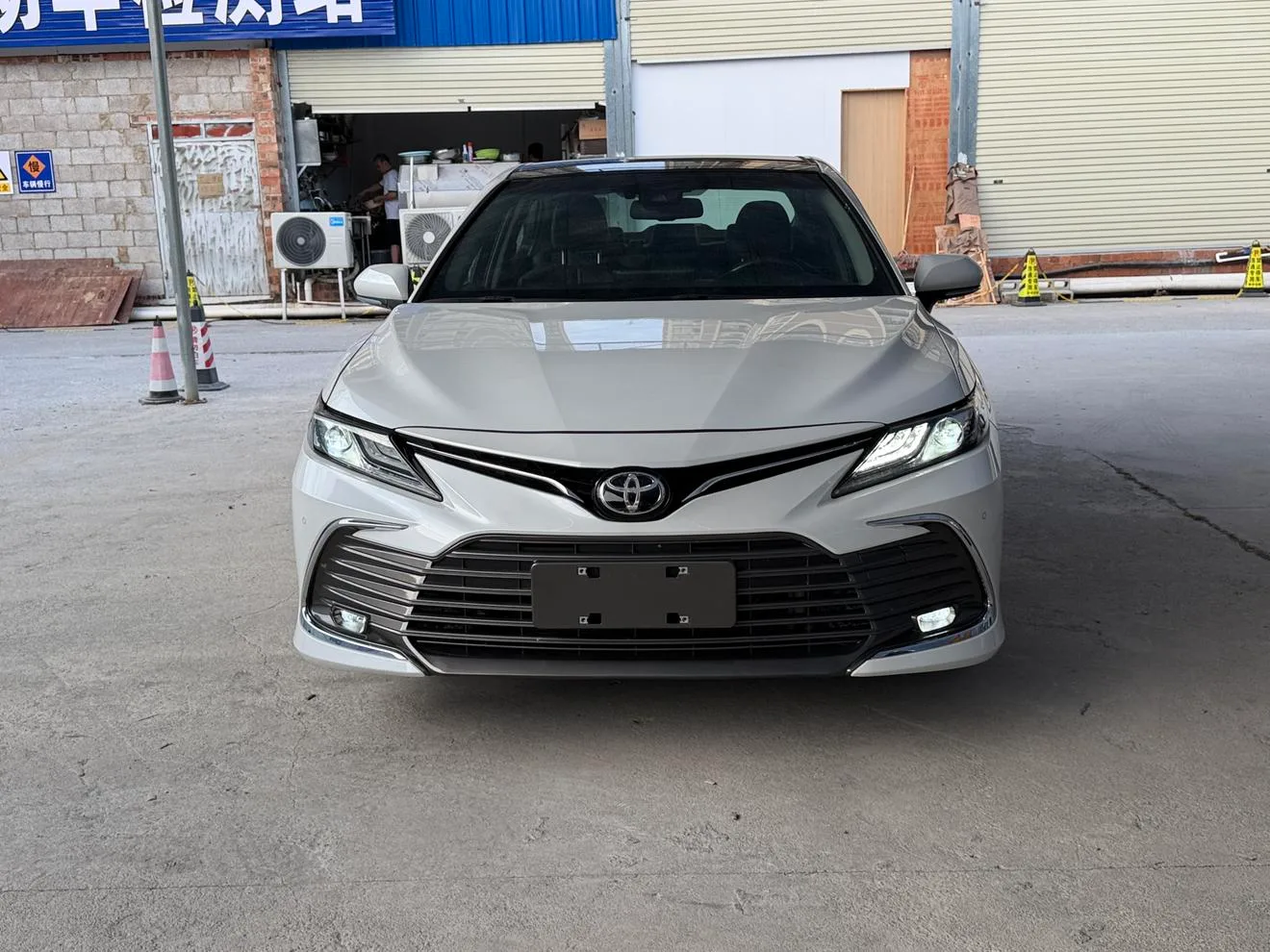 Toyota Camry, 2023 — фото 2
