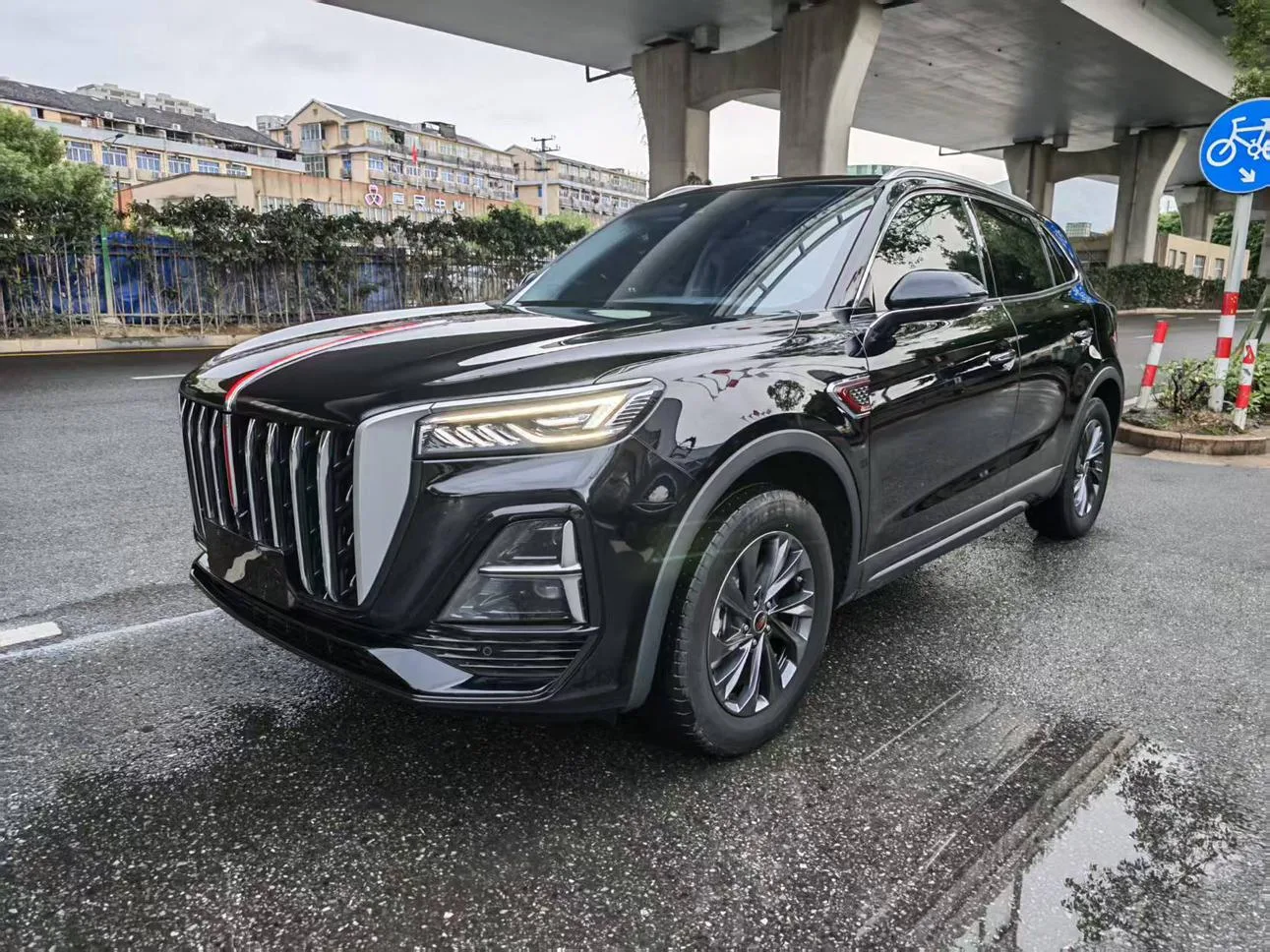 Hongqi HS5