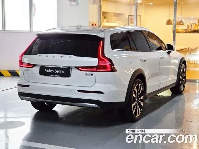Volvo V60 cross -country, 2025 — фото 2