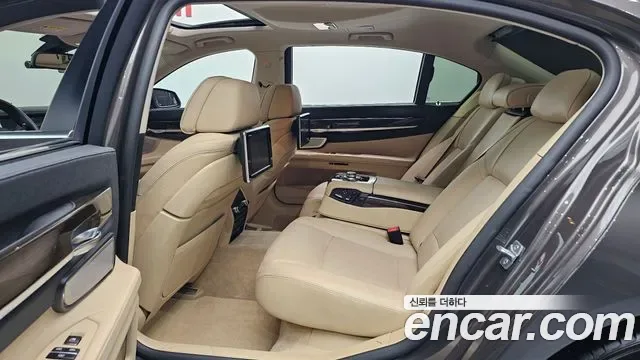 BMW 7-Series F01, 2013 — фото 12
