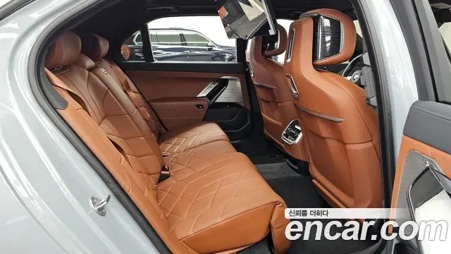 BMW 7-Series G70, 2025 — фото 12