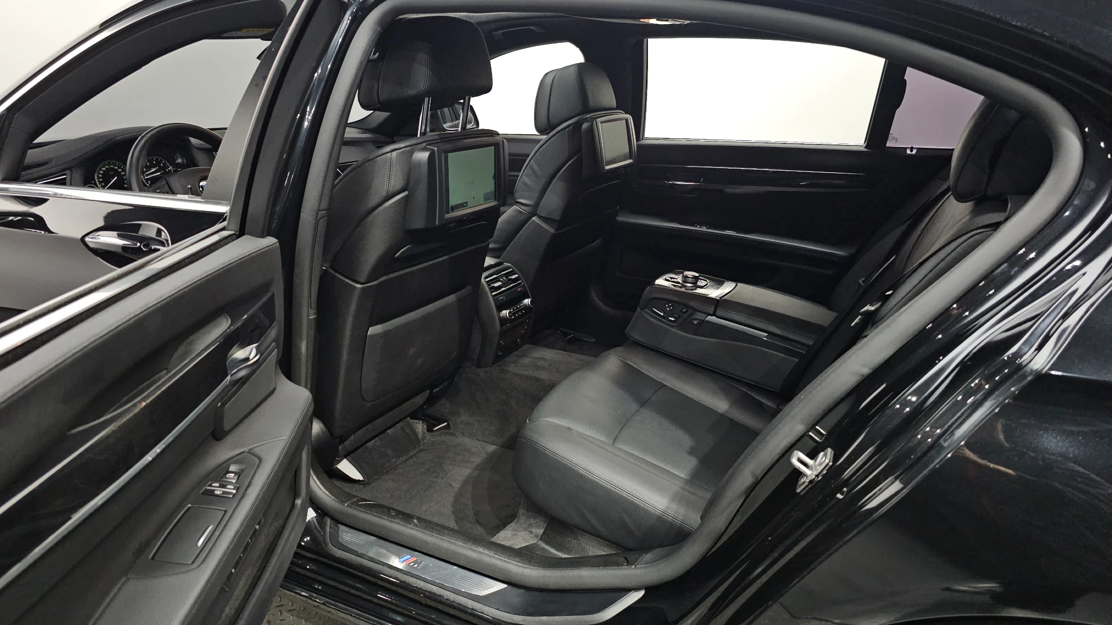 BMW 7-Series F01, 2011 — фото 11