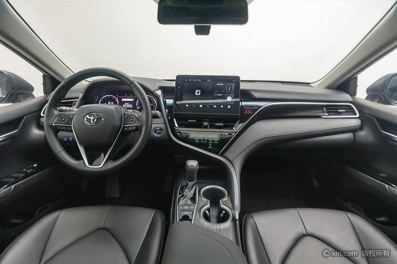 Toyota Camry, 2023 — фото 14