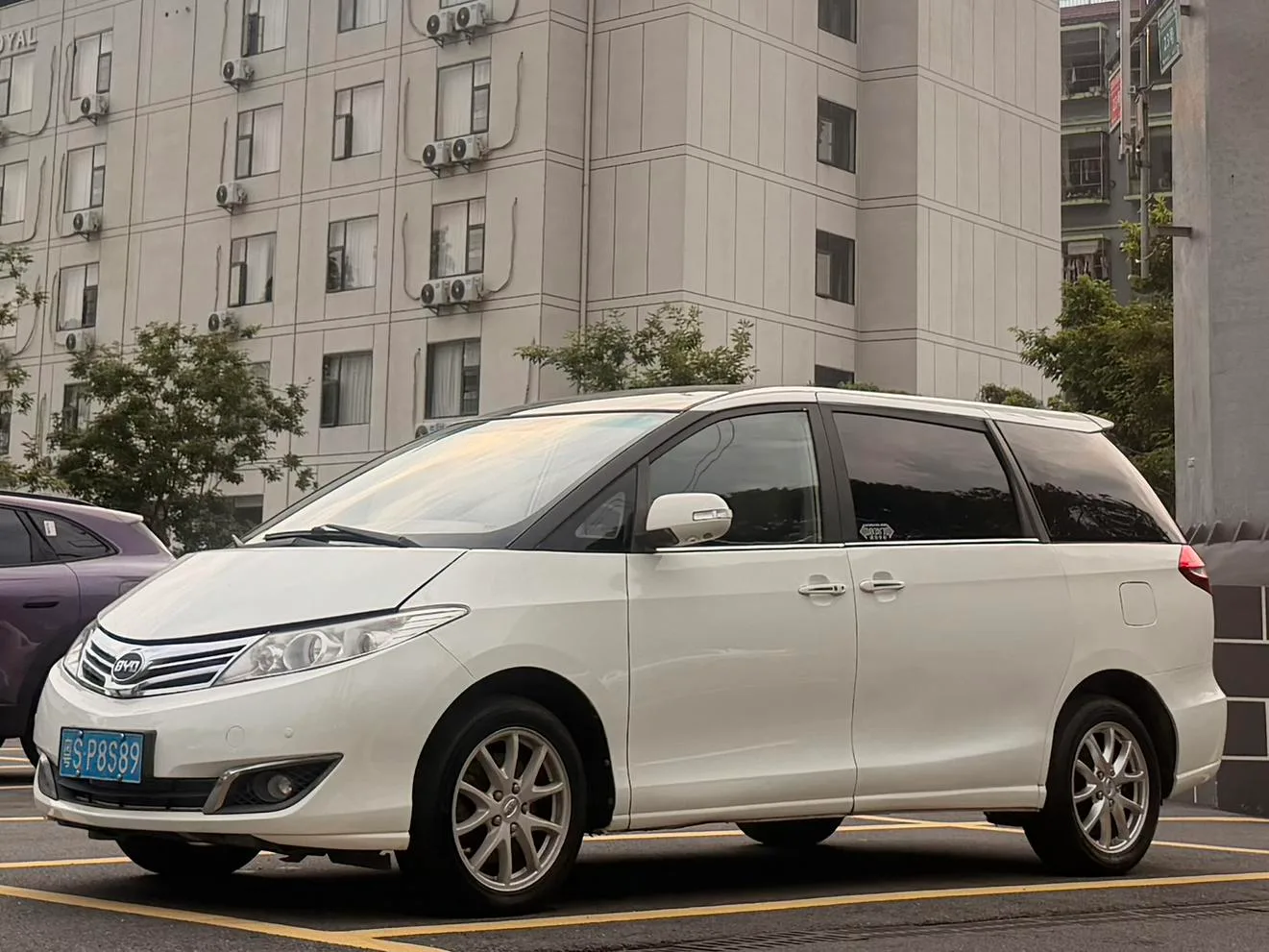 BYD M6