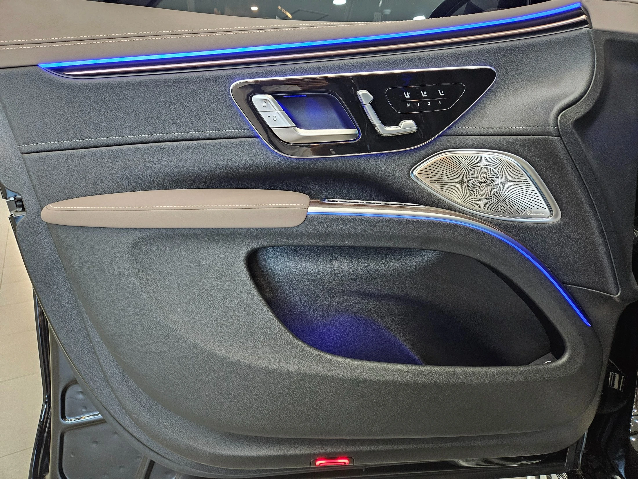 Mercedes-Benz Eqs SUV X296, 2025 — фото 11