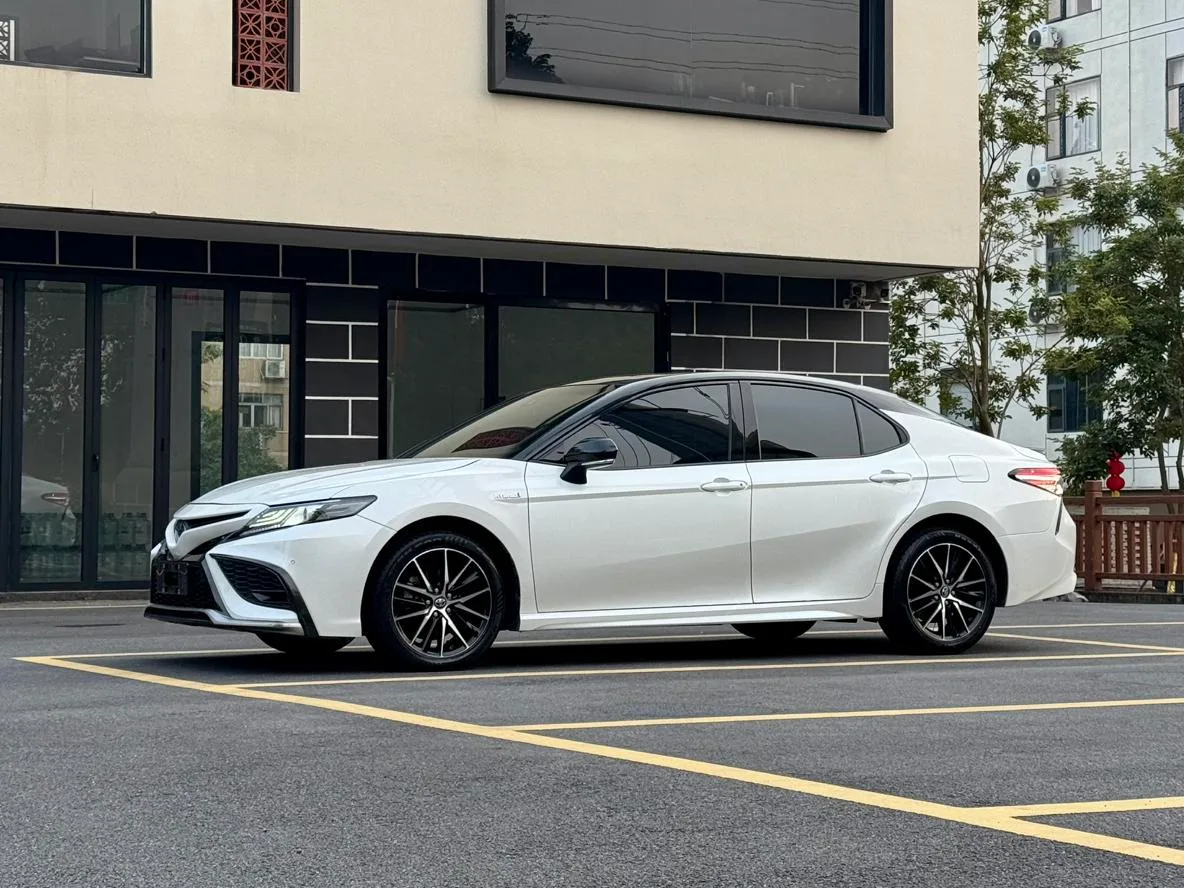 Toyota Camry, 2023 — фото 2