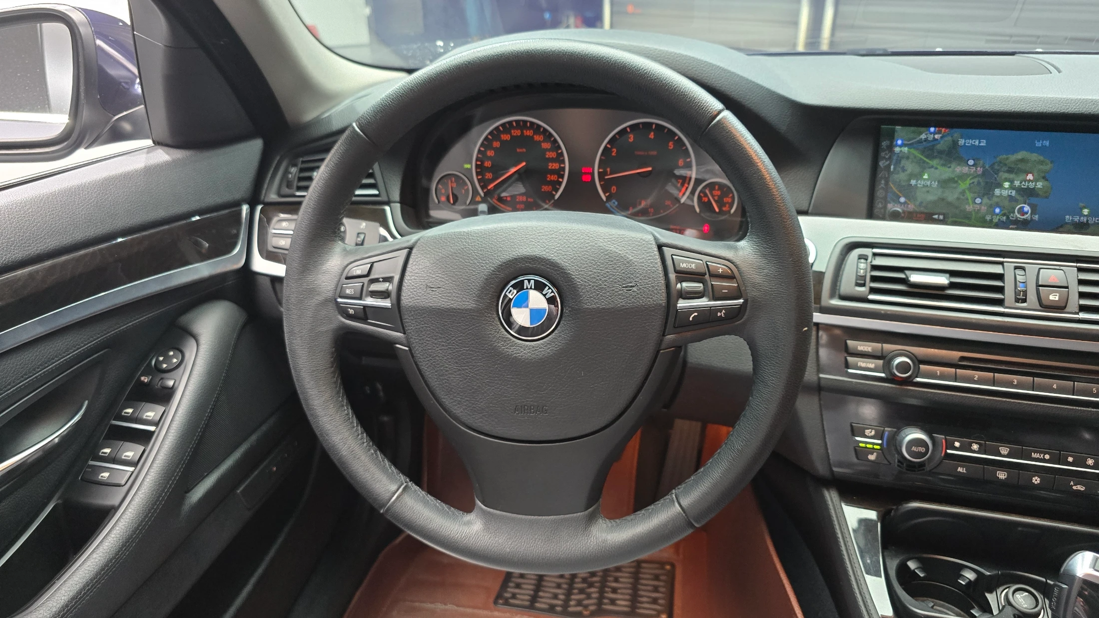 BMW 5-Series F10, 2012 — фото 12