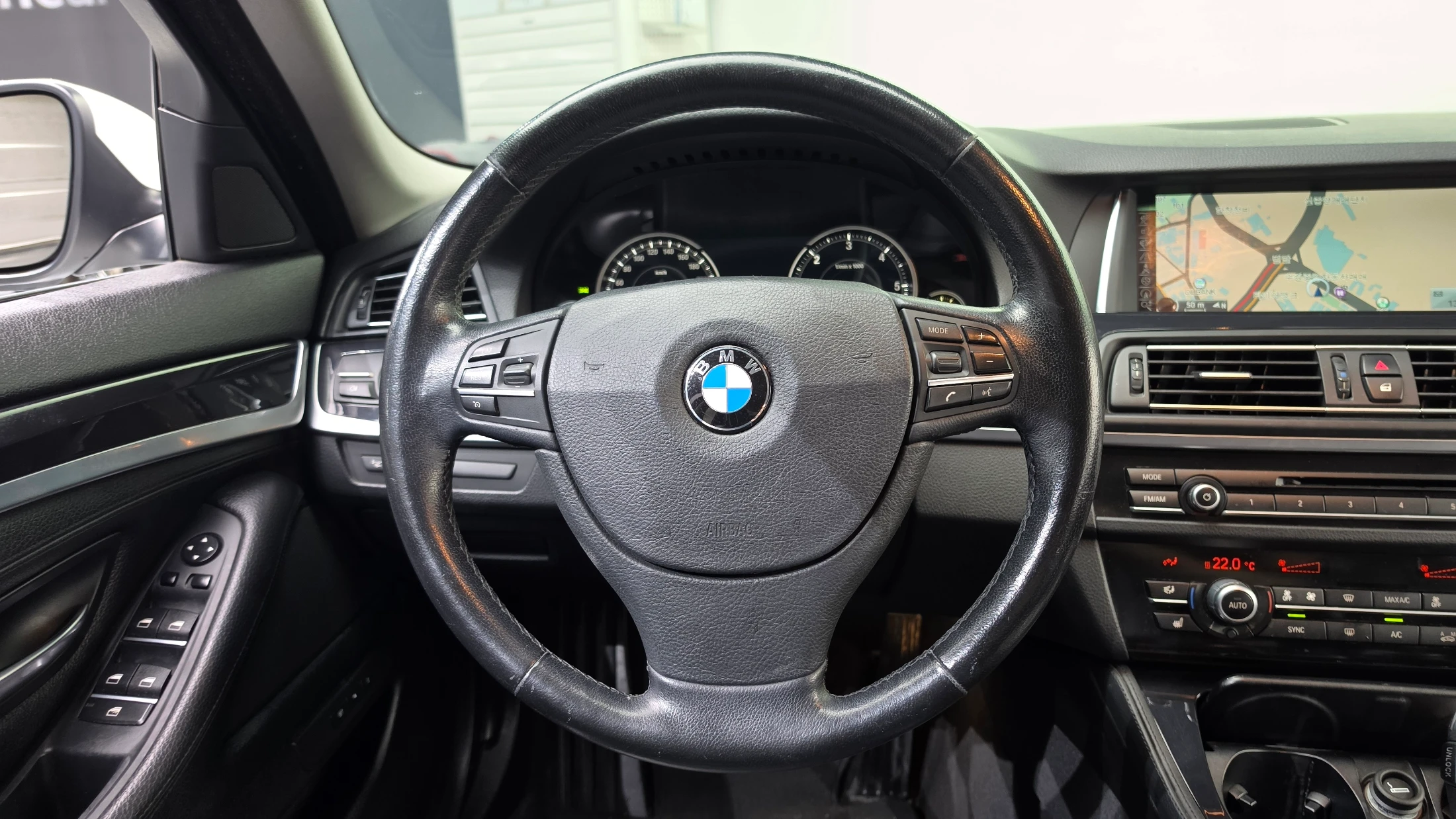 BMW 5-Series F10, 2014 — фото 13