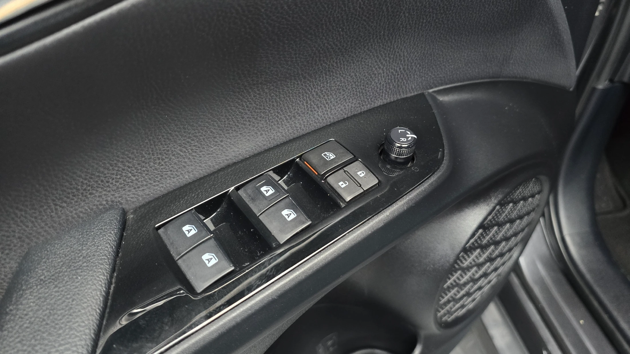 Toyota Prius Prime, 2017 — фото 18