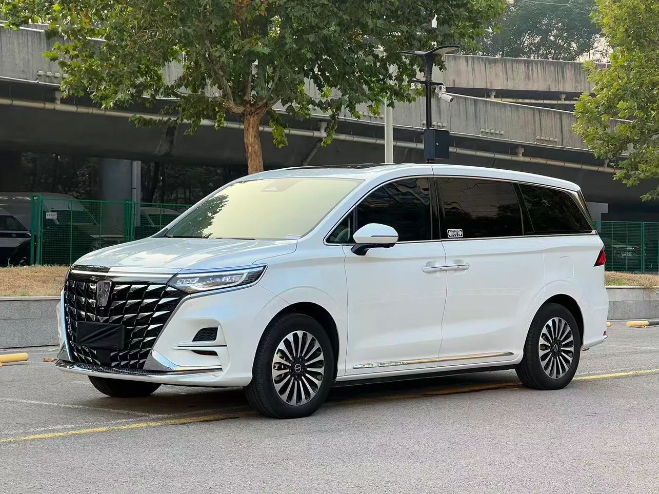 Roewe iMAX8 DMH