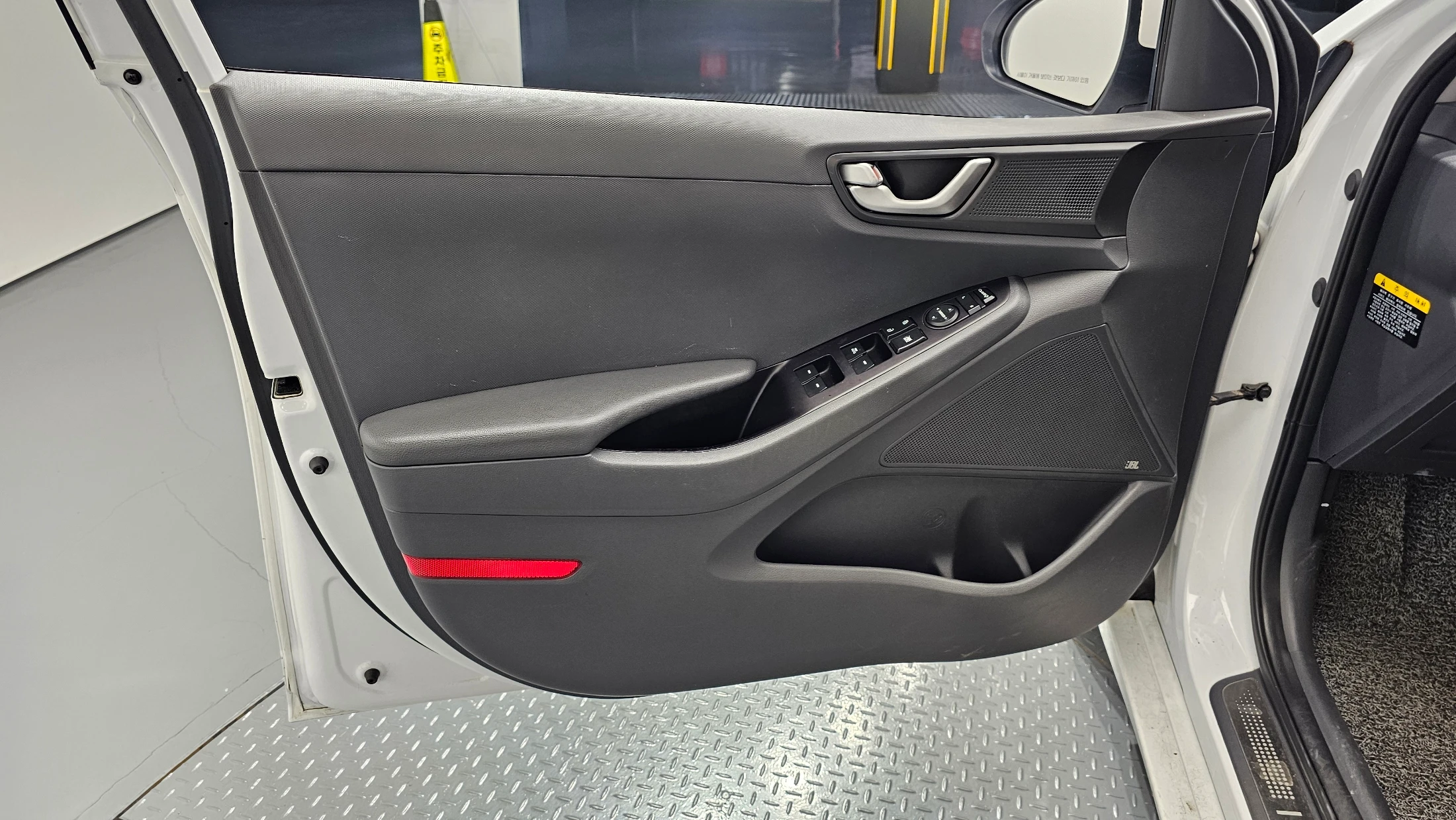 Hyundai Ioniq Ionic Electric, 2016 — фото 25