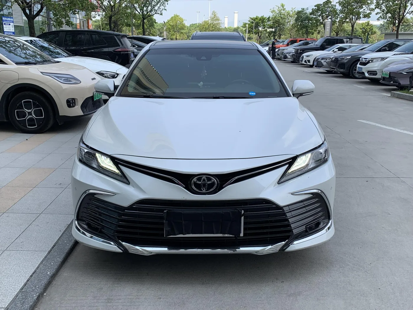 Toyota Camry, 2023 — фото 2