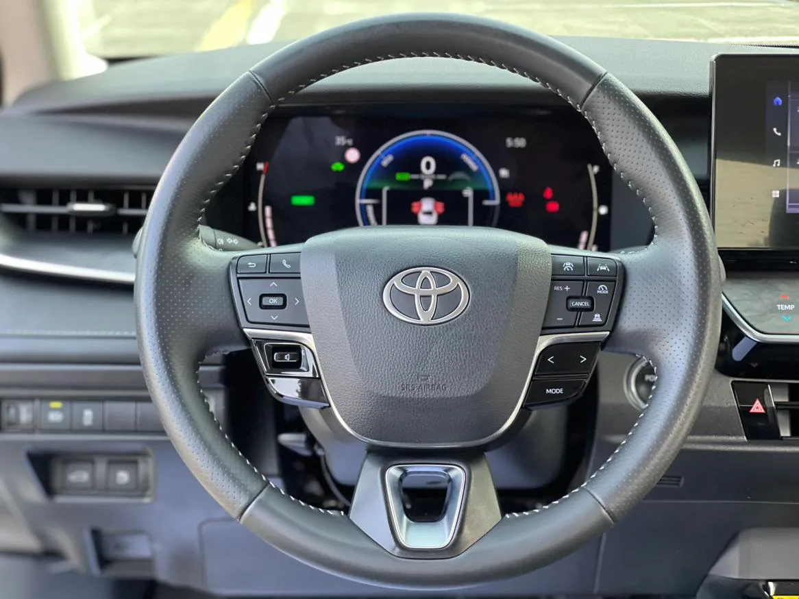 Toyota Camry, 2024 — фото 13