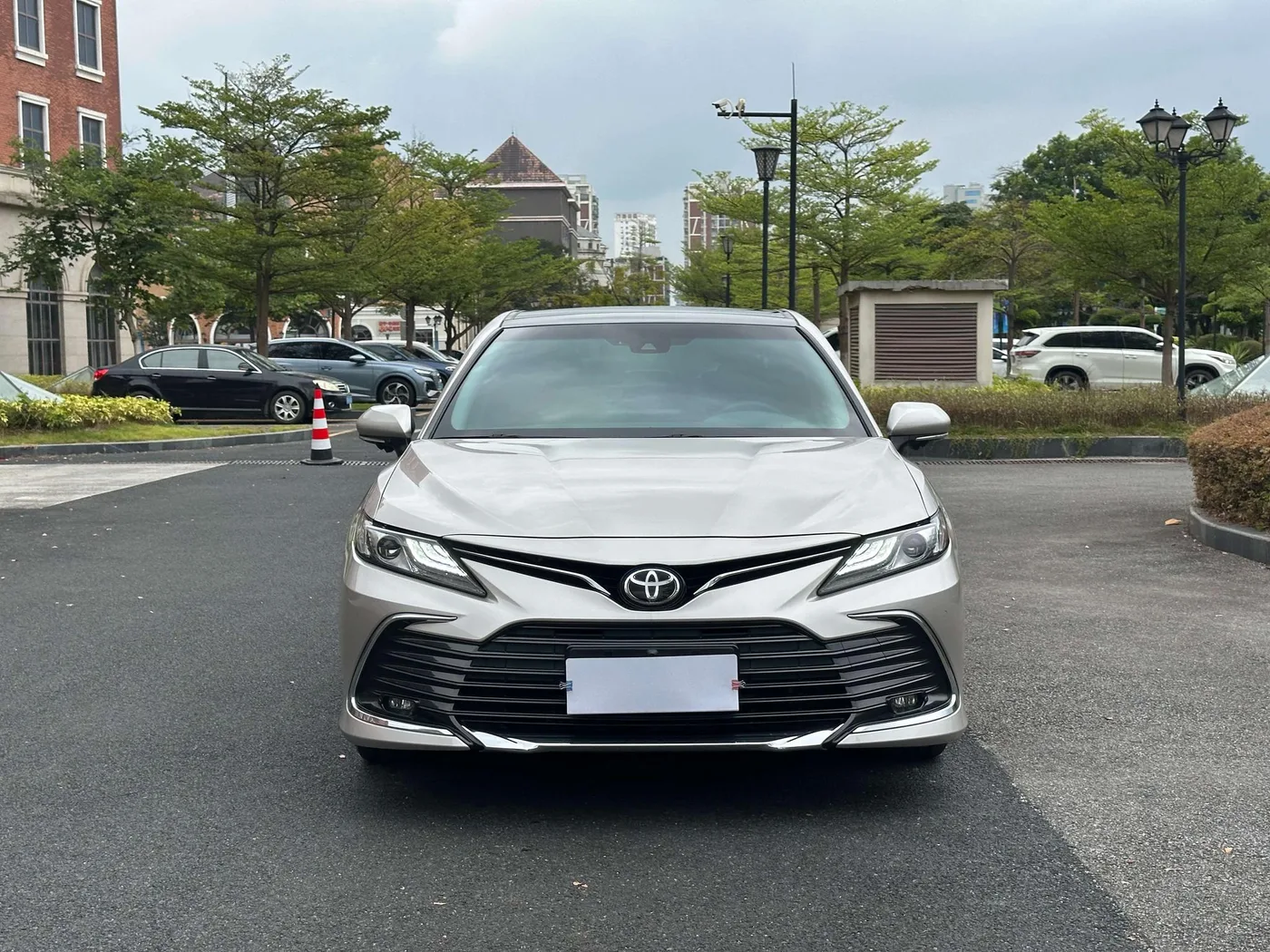 Toyota Camry, 2023 — фото 2