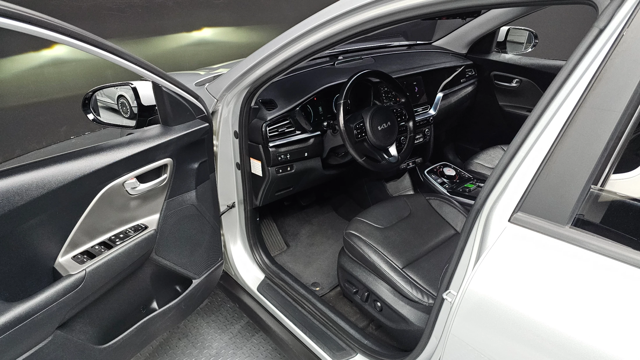Kia Niro Plus, 2022 — фото 11