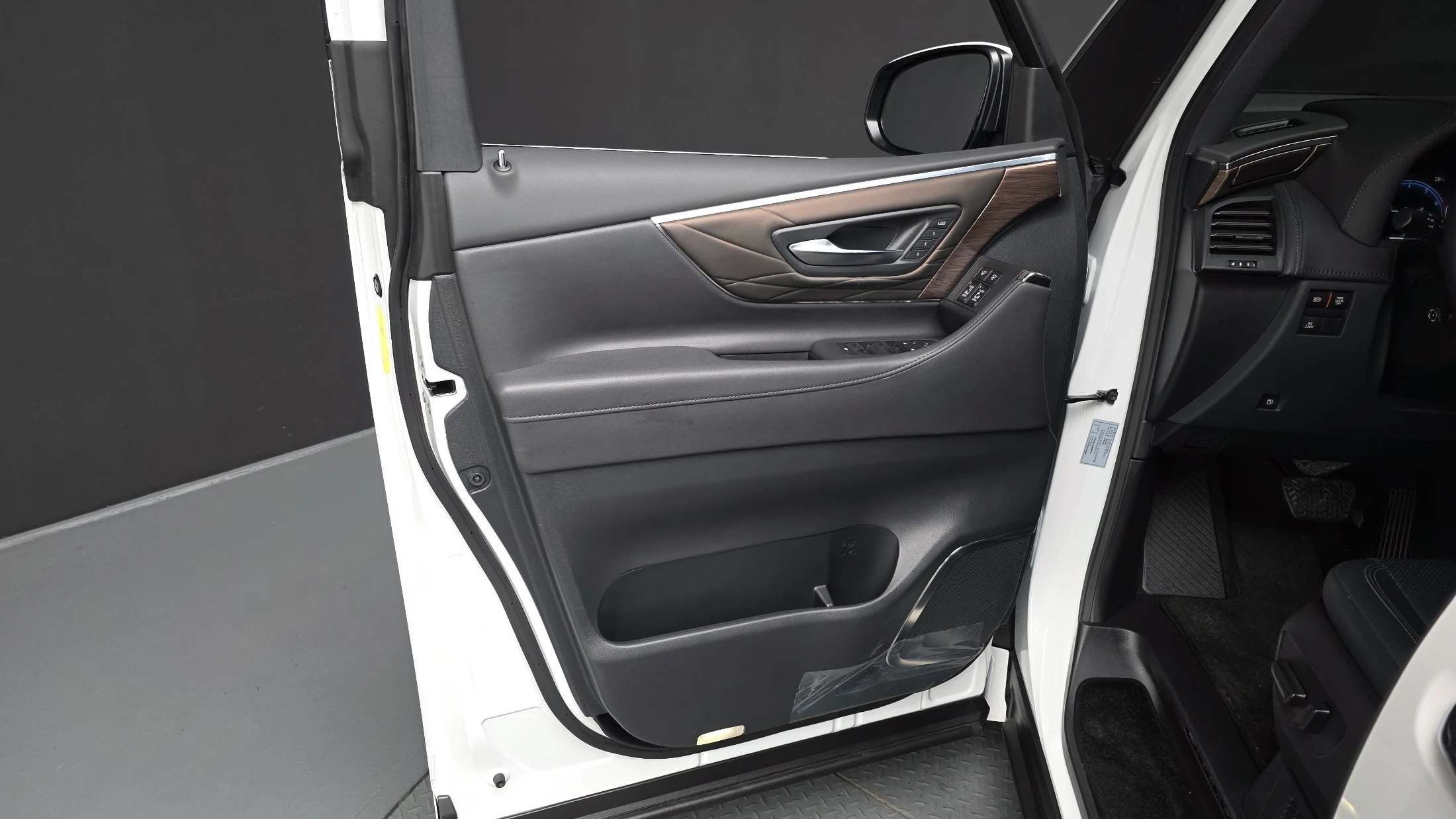 Toyota Alphard Alpad, 2025 — фото 24