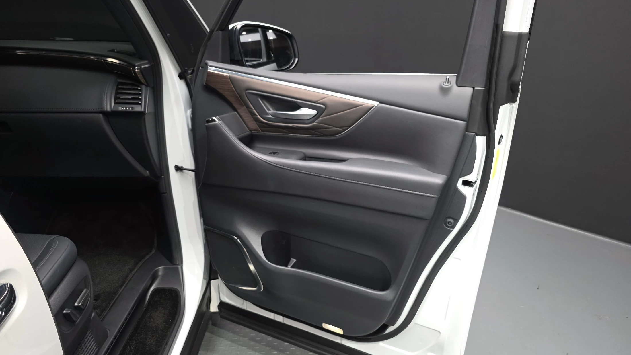 Toyota Alphard Alpad, 2025 — фото 25