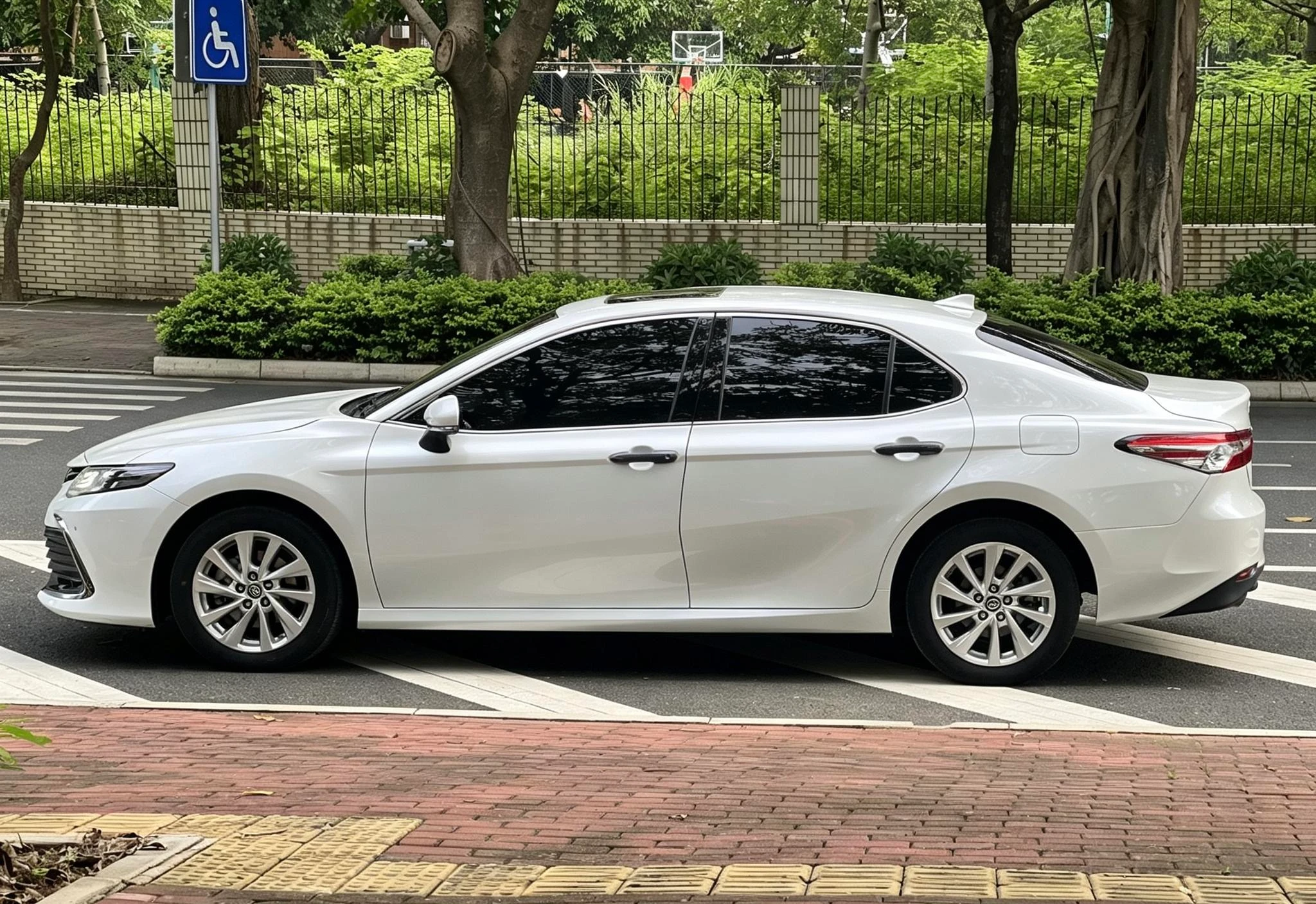 Toyota Camry, 2023 — фото 4