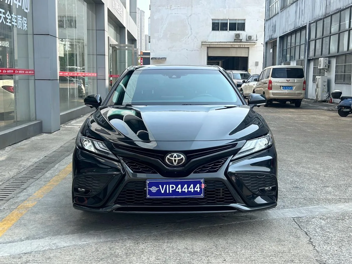 Toyota Camry, 2023 — фото 2