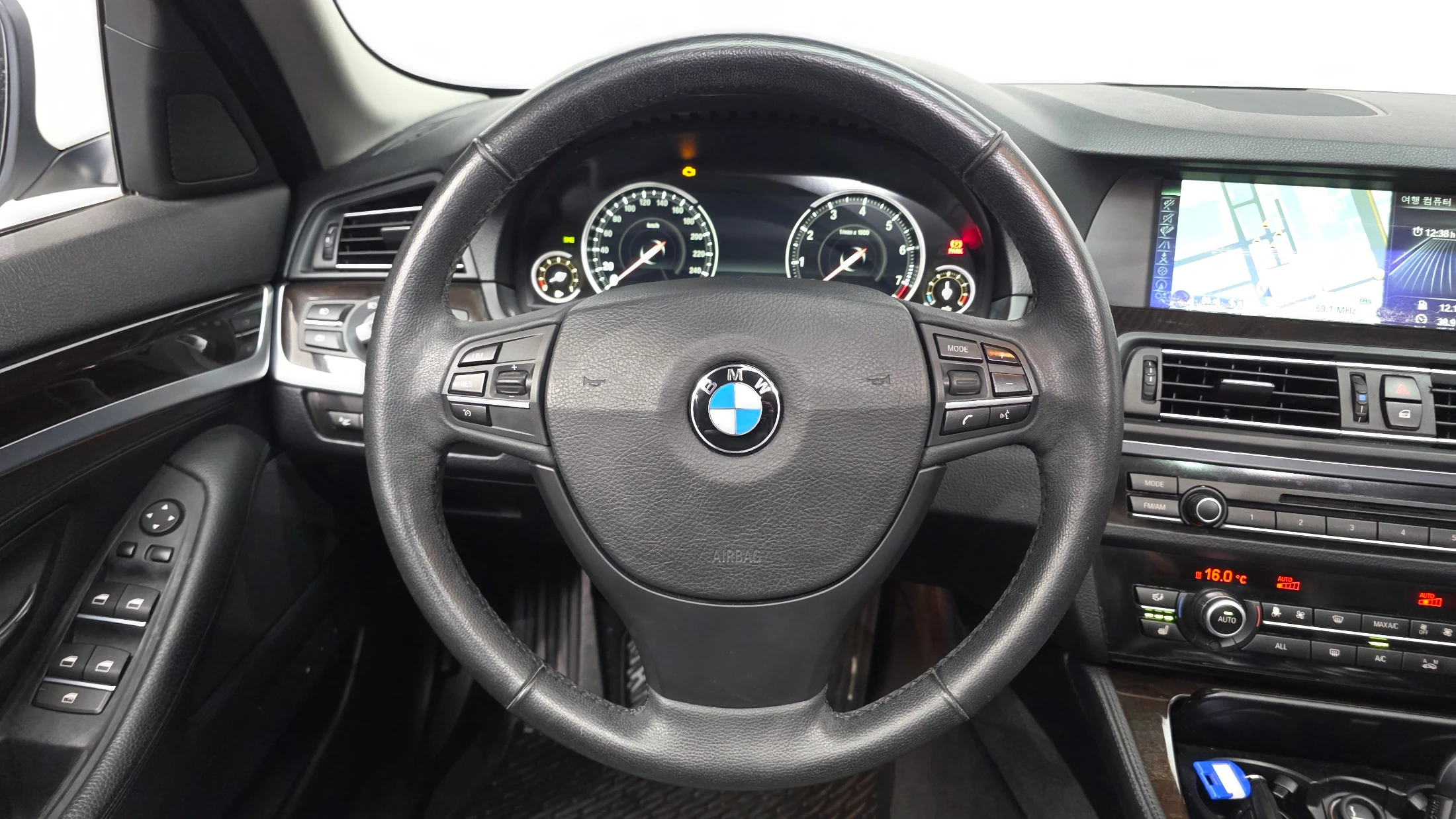 BMW 5-Series F10, 2013 — фото 13