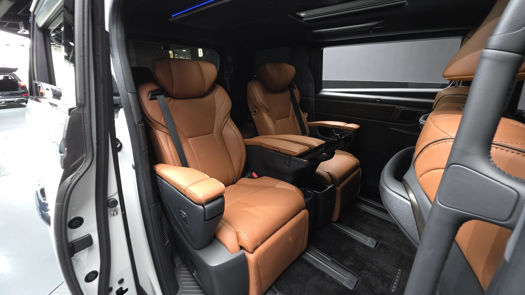 Toyota Alphard Alpad, 2025 — фото 12