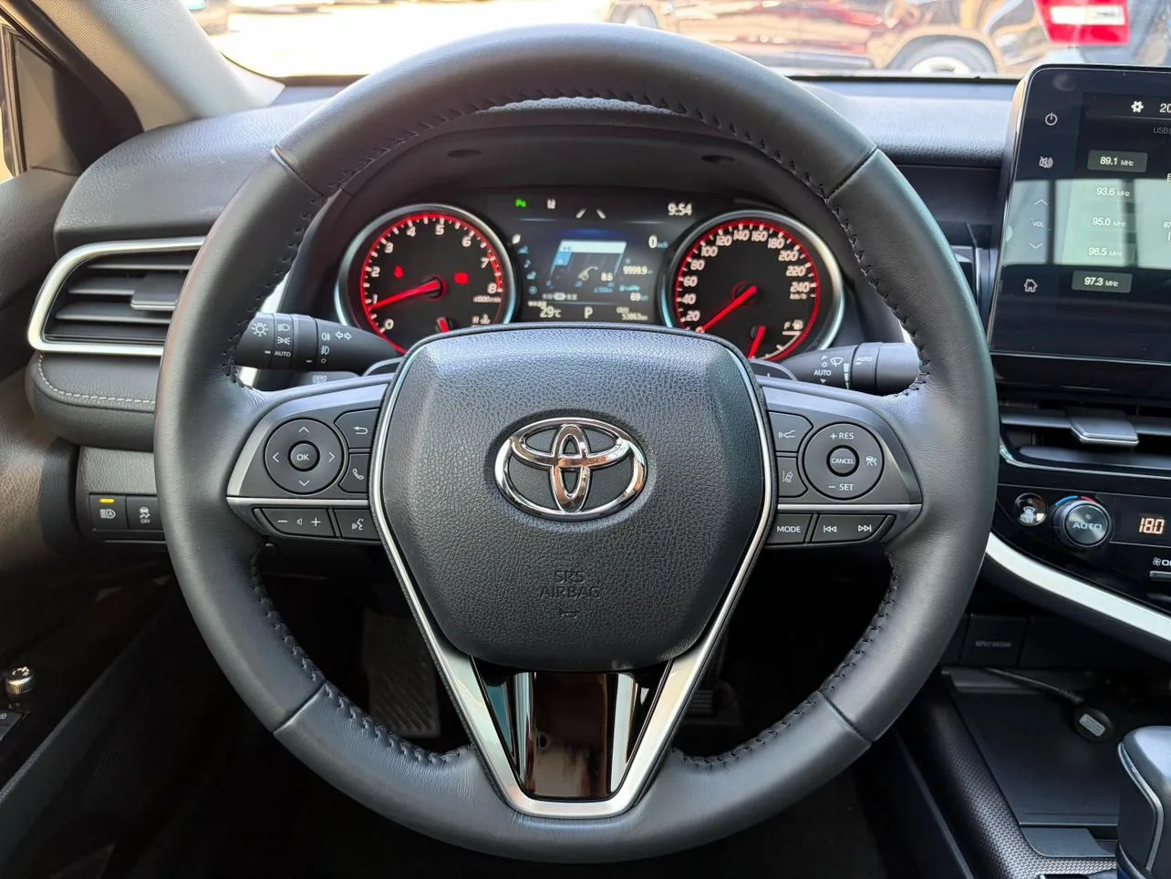Toyota Camry, 2023 — фото 16