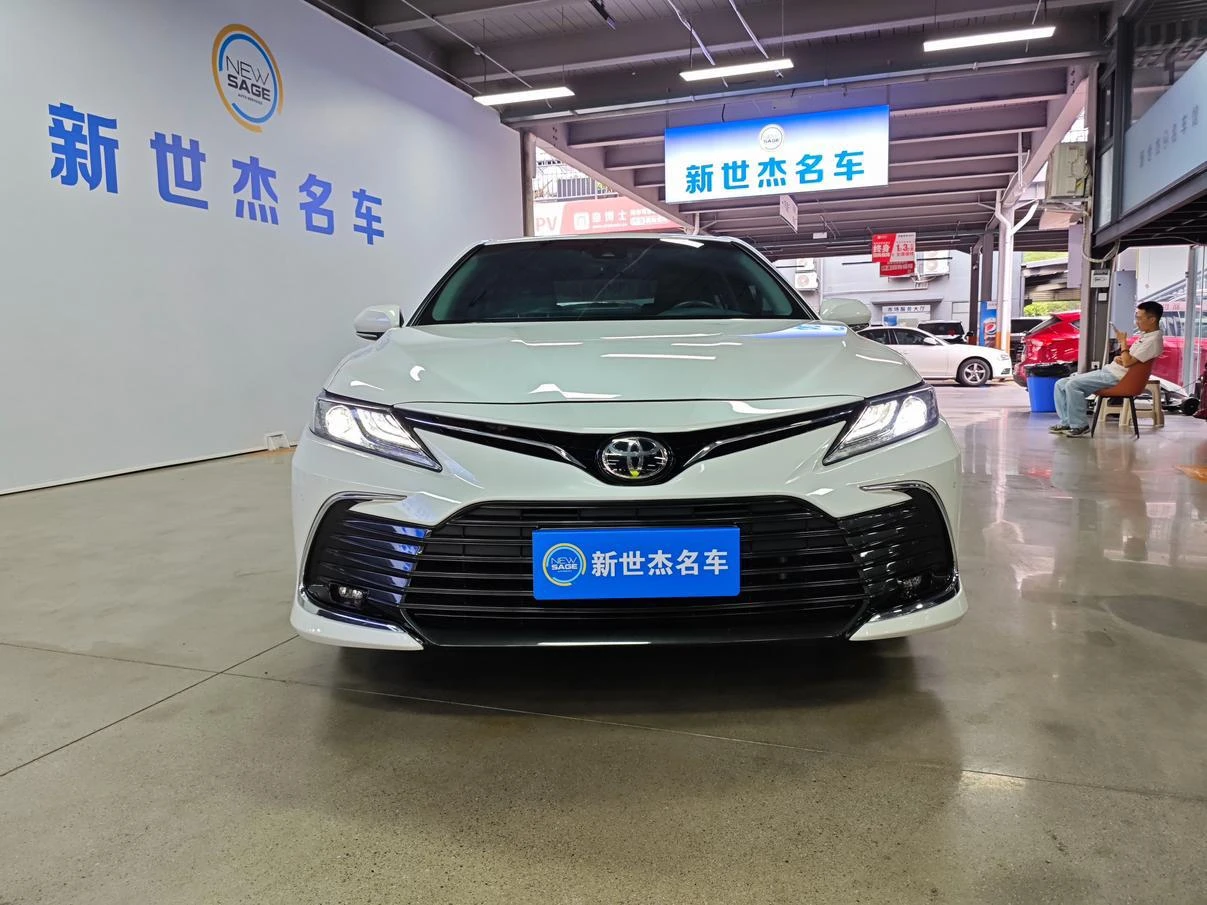 Toyota Camry, 2023 — фото 2