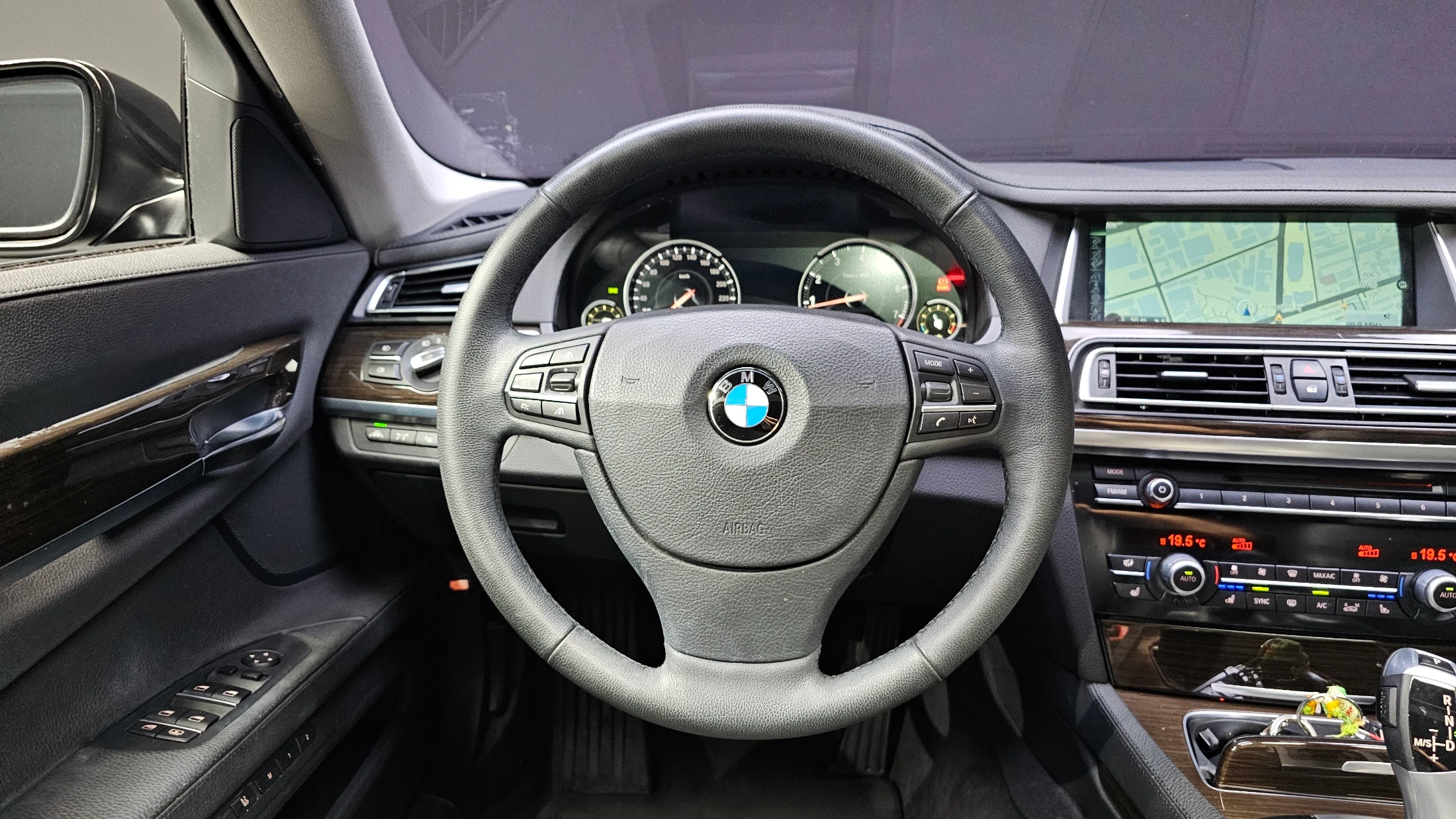 BMW 7-Series F01, 2014 — фото 13