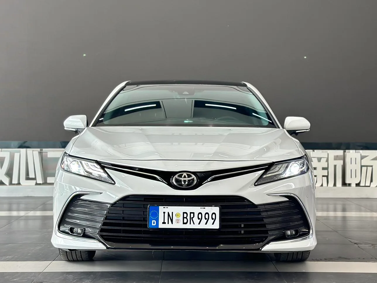 Toyota Camry, 2023 — фото 2