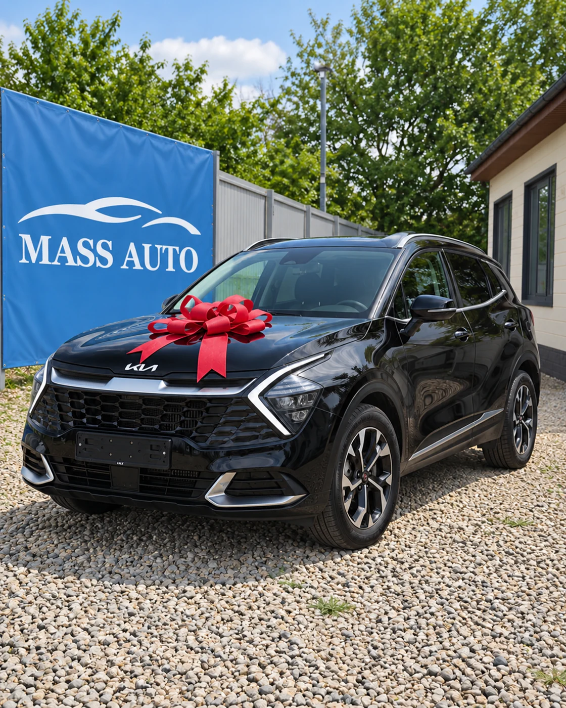 Чёрный Kia Sportage с подарочным бантом на площадке МАСС АВТО ЗАКАЗ — изображение на основе фотографий компании